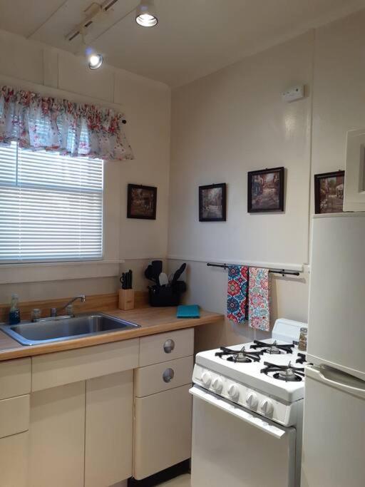 #05 - Lakefront Two Bedroom Cottage- Pet Friendly Hot Springs Exterior photo